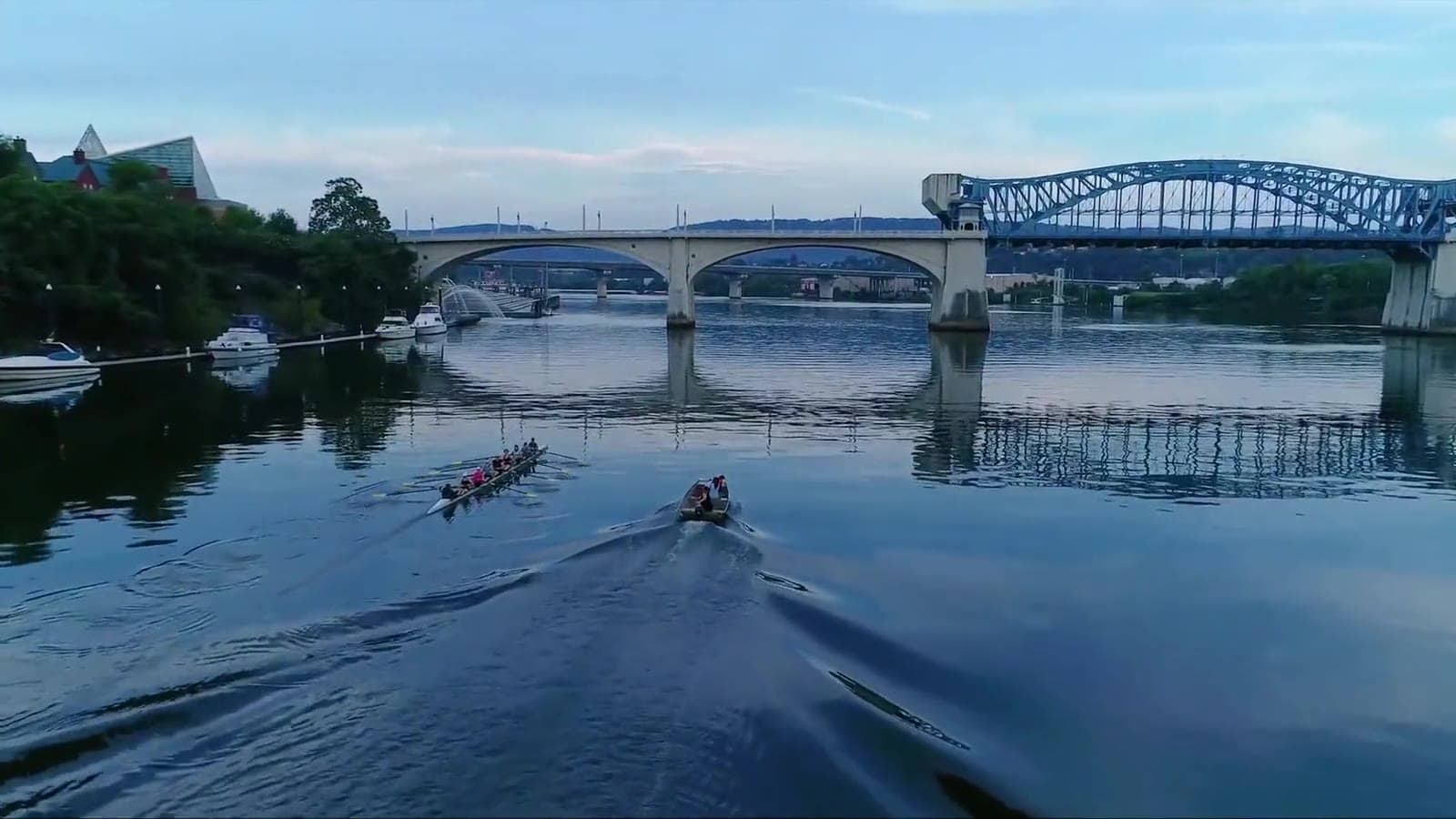 A UTC eight rowing toward the Walnut Street Bridge on the Tennessee River, Chattanooga.